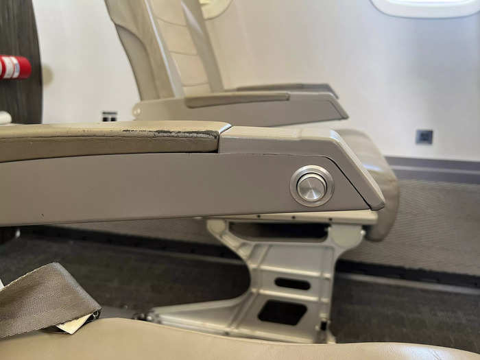 While there are no couches or televisions commonly seen on private jets like the Gulfstream G650ER, the seats resemble a typical domestic business class cabin.