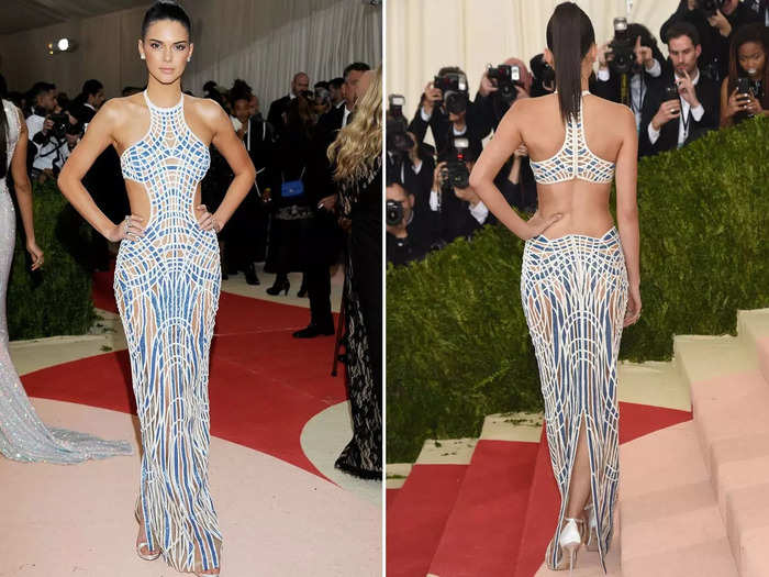 The model wore a daring gown with a pattern reminiscent of stained glass in 2016.