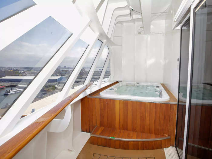 … to 635-square-foot suites with an outdoor hot tub.