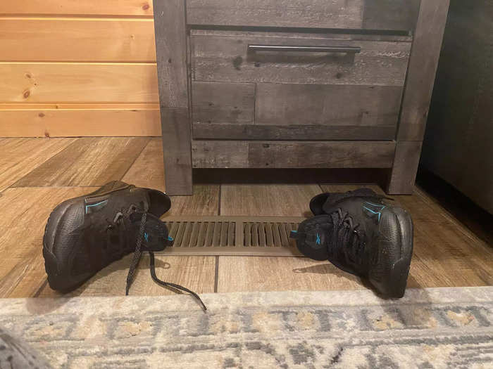 The next day, I was hiking up a mountain road to get to my next accommodation when I stepped in another giant puddle. I had to dry my shoes again, but this time, I had to rely on the heat vents on the floor of my cabin.