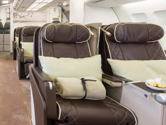 According to Safrans du Monde, the plane is equipped with 100 business class seats in a 2x2x2 configuration — perfect for duos traveling together.