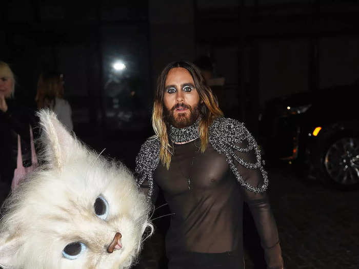 After wearing a lifelike cat costume on the Met Gala red carpet, Jared Leto carried the head portion to an after-party.